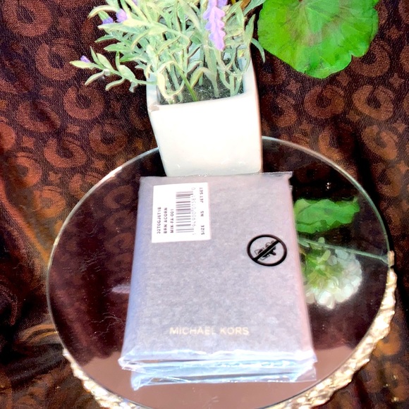 Brand New with tag Michael Kors Passport Holder Vegan Leather Picture Window - Picture 2 of 9